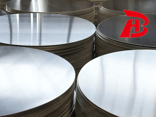 Processo di produzione Superficie circolare di alluminio fine Performance di trazione dello specchio liscia Forte per utensili da cucina non appiccicosi