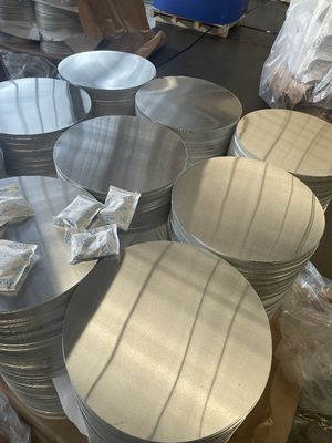 Disco in alluminio ad alta planarità con superficie liscia Lega 1050 1060 3003, spessore 0,3–6 mm, formato personalizzato in alluminio per copri lampada e vasi