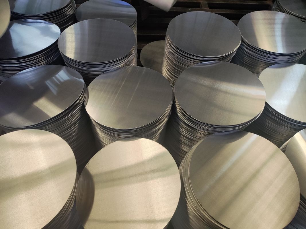 Disco in alluminio ad alta planarità con superficie liscia Lega 1050 1060 3003, spessore 0,3–6 mm, formato personalizzato in alluminio per copri lampada e vasi