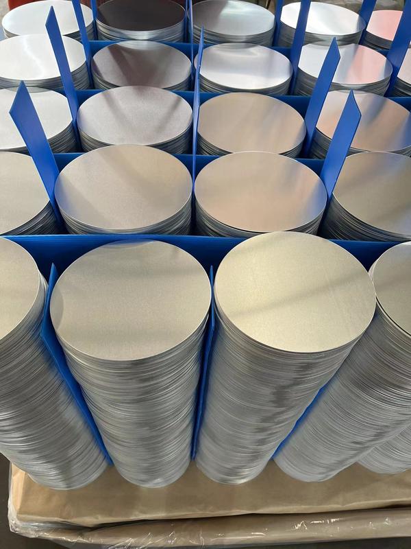 Disco in alluminio ad alta planarità con superficie liscia Lega 1050 1060 3003, spessore 0,3–6 mm, formato personalizzato in alluminio per copri lampada e vasi